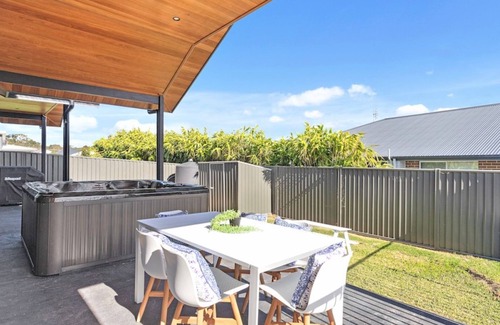 Vincentia House | Beam Hideaway - Pool, Spa & all the additional lux