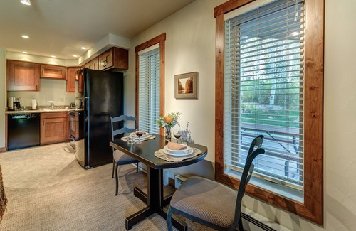 Steamboat Springs Condo | Bear Claw 100 On Mountain Studio With Ski-In/Ski-Out Access!