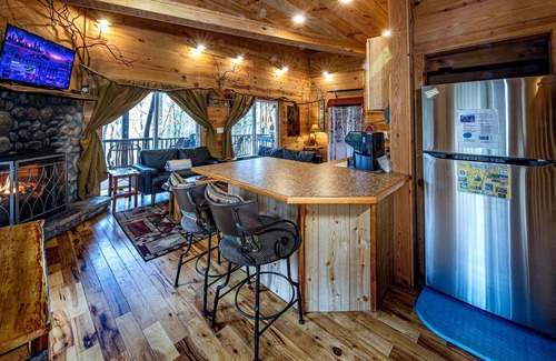 Helen Cabin | Bear Creek Lodge and Cabins in Helen Ga - Pet Friendly, River on Property, Walking Distance to downtown Helen