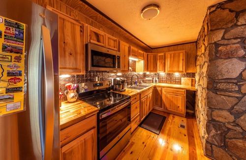 Helen Cabin | Bear Creek Lodge and Cabins in Helen Ga - Pet Friendly, River on Property, Walking Distance to downtown Helen
