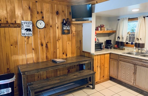 Wellston Hotel | Bear Den at The Black Bear Inn! Satellite, WiFi, Near Resorts & Hiking Trails!