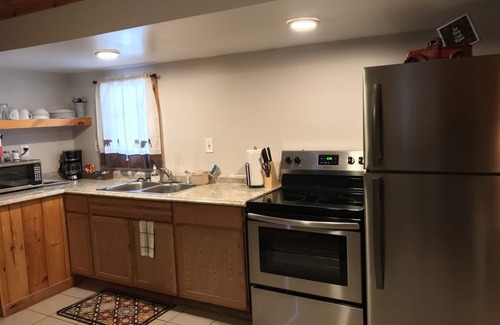 Wellston Hotel | Bear Den at The Black Bear Inn! Satellite, WiFi, Near Resorts & Hiking Trails!