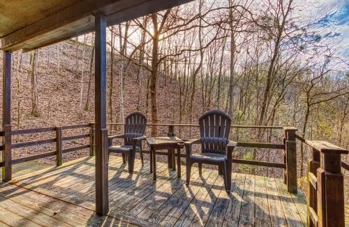 Sevierville House | Bear Den, Hot Tub, Cozy Cabin Retreat in the Smokies Comfort & Fun for All