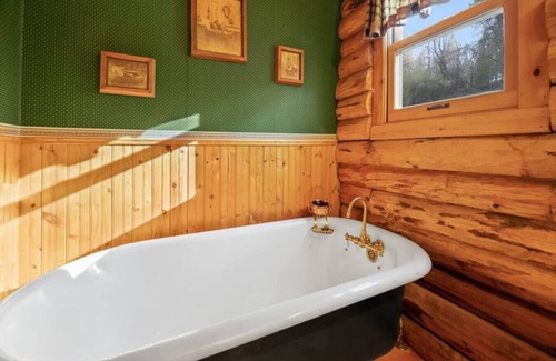 Sugarloaf Cabin | Bear Hollow Retreat: Secluded, Luxury, Log Cabin!