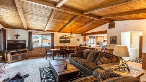 Upper Moonridge House | Bear Mt. Retreat