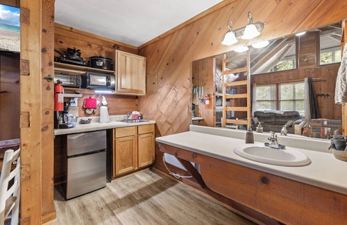 Sautee Nacoochee Cottage | Bear Paw Cottage #2 Queen Adorable; Hot Tub; Pet friendly; 2 Adults/2 children