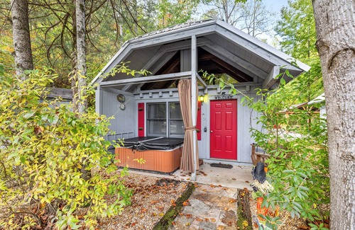 Sautee Nacoochee Cottage | Bear Paw Cottage #2 Queen Adorable; Hot Tub; Pet friendly; 2 Adults/2 children