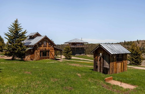 Ennis Cabin | Bear's Den on Firetower ranch