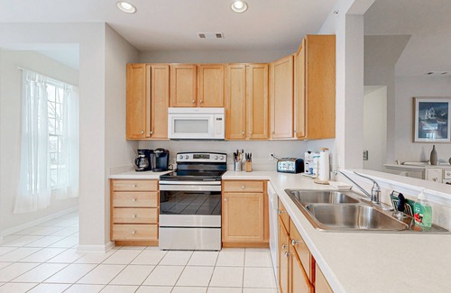 Ocean View Condo | Bear Trap Dunes home w/AC, fireplace, balcony, W/D, beach shuttle
