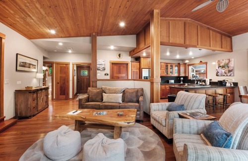 Tahoe Sierra Estates Cabin | Bearadise Luxury Cabin - Close to Tahoe City, Hot Tub