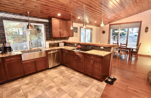 McCall House | Bearadise - Pet friendly - Walk to Downtown McCall - Hot Tub - WiFi - Sleeps 10