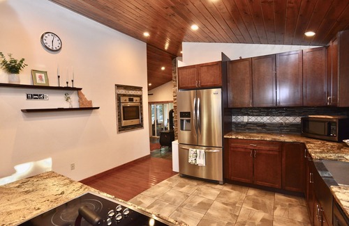 McCall House | Bearadise - Pet friendly - Walk to Downtown McCall - Hot Tub - WiFi - Sleeps 10