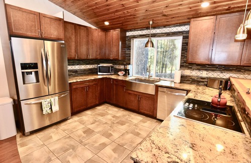 McCall House | Bearadise - Pet friendly - Walk to Downtown McCall - Hot Tub - WiFi - Sleeps 10