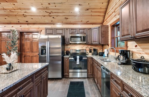 Caton Cabin | Bearfoot Bungalow - Pool, Mini Golf & Family Fun