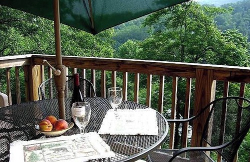 Boone Cabin | Bearfoot HideawayLog Cabin/HotTub/Mtn View/River