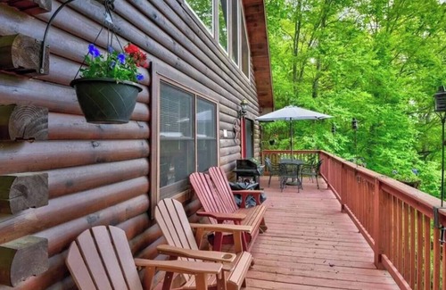 Boone Cabin | Bearfoot HideawayLog Cabin/HotTub/Mtn View/River