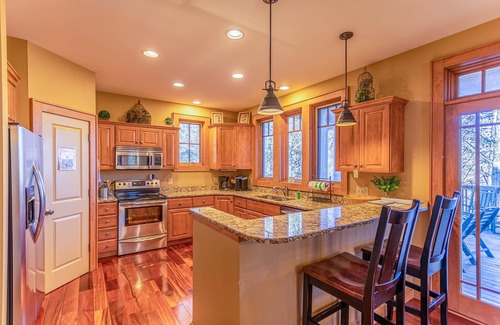 Foscoe House | Bearfoot Lodge at Echota Resort - Pool, Gym, Fishing Access! Private hot tub!