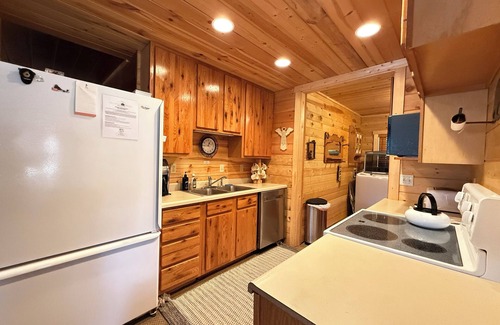 Island Park Cabin | Bears Den* 5Br, 2Ba, Pet Friendly, Wifi, Bbq Grill, 24 Miles to Yellowstone