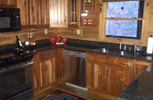 Skyland Cabin | BEARWALLOW DEN -NEAR ASHEVILLE - HENDERSONVILLE LUXURY MOUNTAIN CABIN - 2 KING