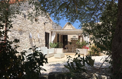 Alberobello Villa | Beatifull Trullo with private stone pool & jacuzzi,WI-FI free -
