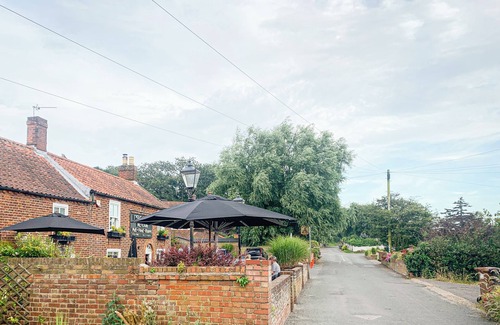 Winterton-on-Sea Cottage | Beatrice Cottage - 2 mins to Sea, Rustic Bolthole