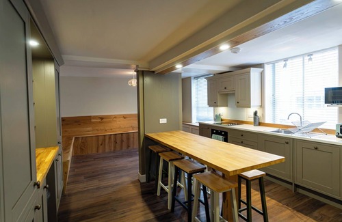 Ashbourne House | Beatrix Townhouse; games & bar for 6-8