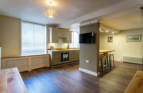 Ashbourne House | Beatrix Townhouse; games & bar for 6-8