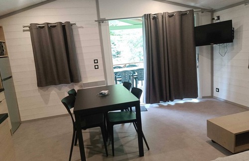 Beynat Ski Chalet | Beau Chalet Avec Ombre, Terrasse et Salon de Jardin Dans Résidence Avec Piscines