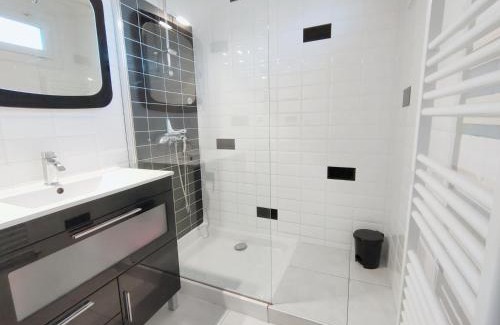 Balaruc-les-Bains Apartment | Beau T3 avec terrasse, proche du centre, climatisé, à 10 min des Thermes - Balaruc-les-Bains - FR-1-503-136