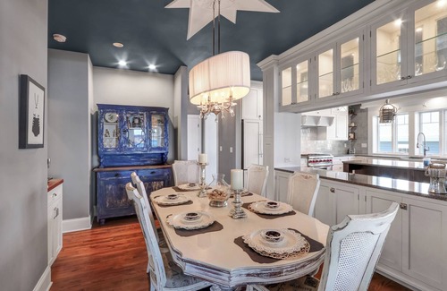 Glenwood Springs House | Beautiful Lake Geneva Lakefront home adorably decorated in sought after Fontana!