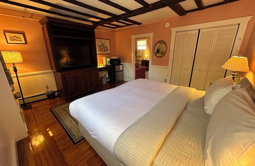 Historic Hill Hotel | Beautiful 1 Bed/1 Bath (sleeps 4) dog friendly suite with exposed beams on Historic Spring St