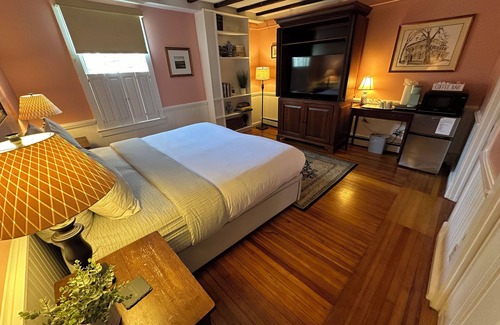 Historic Hill Hotel | Beautiful 1 Bed/1 Bath (sleeps 4) dog friendly suite with exposed beams on Historic Spring St