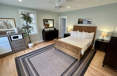 Yachting Village Hotel | Beautiful 1 Bed/1 Bath/Dog Friendly/Newly Renovated with Parking off Thames St.