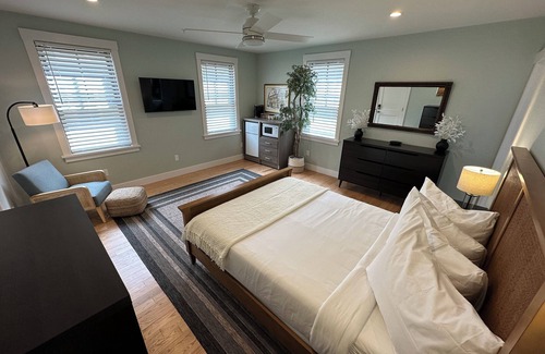 Yachting Village Hotel | Beautiful 1 Bed/1 Bath/Dog Friendly/Newly Renovated with Parking off Thames St.