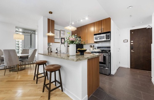Gastown Apartment | Beautiful 1 bedroom apartament with hot-tube, pool and gym in the heart of city