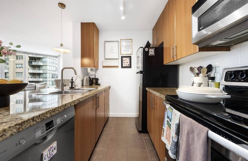 Gastown Apartment | Beautiful 1 bedroom apartament with hot-tube, pool and gym in the heart of city