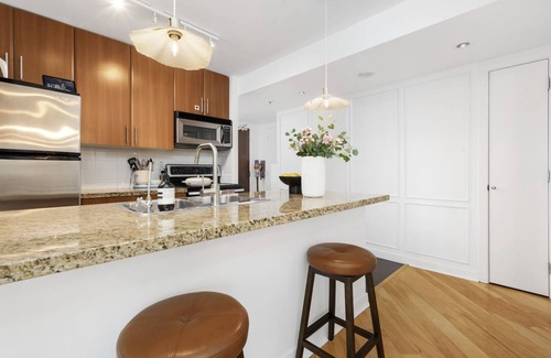 Gastown Apartment | Beautiful 1 bedroom apartament with hot-tube, pool and gym in the heart of city