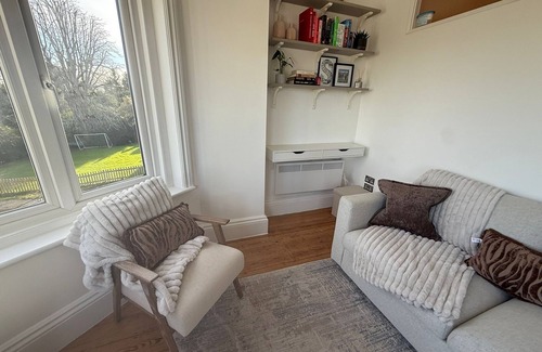 Surbiton Hill Apartment | Beautiful 1-bedroom apartment. Perfect for couples, families, or friends.