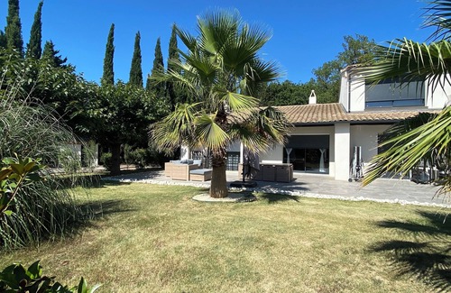 Vers-Pont-du-Gard Villa | Beautiful 10p villa with private pool, jacuzzi & tennis court