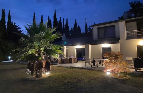 Vers-Pont-du-Gard Villa | Beautiful 10p villa with private pool, jacuzzi & tennis court
