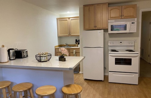 North Creek House | Beautiful 1Br Condo at Cozy & Safe Neighbourhood