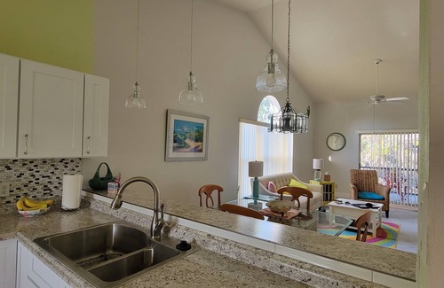 Mid Island House | Beautiful 2 bdr/2 bath townhome; dog friendly; 5 minute walk to the beach
