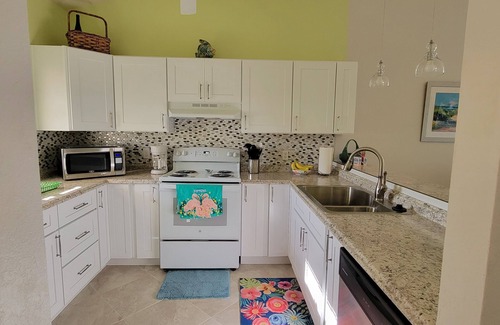 Mid Island House | Beautiful 2 bdr/2 bath townhome; dog friendly; 5 minute walk to the beach