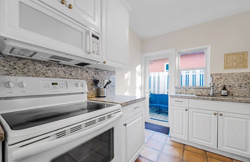 Hendricks and Venice Isles Apartment | Beautiful 2 Bedroom House with BBQ and backyard. Free parking!