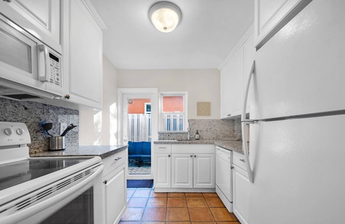 Hendricks and Venice Isles Apartment | Beautiful 2 Bedroom House with BBQ and backyard. Free parking!