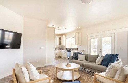 Fallbrook House | Beautiful 2-bedroom home with stunning viewsnSleeps 4 - 2 Bedrooms - 1 Bath