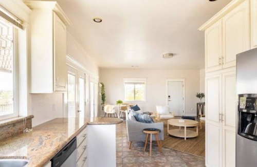 Fallbrook House | Beautiful 2-bedroom home with stunning viewsnSleeps 4 - 2 Bedrooms - 1 Bath