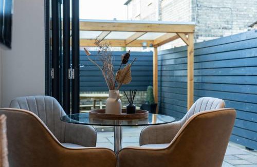 Cambridge House | Beautiful 2 Bedroom Home