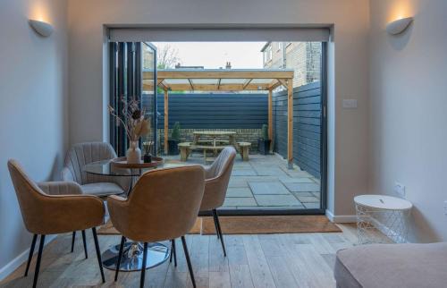 Cambridge House | Beautiful 2 Bedroom Home