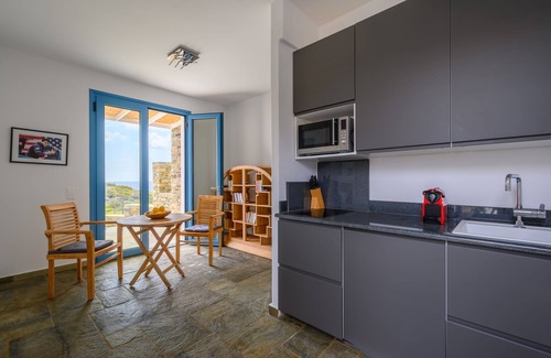 Mpatsi House | Beautiful 2-bedroom house "on the beach" with swimming pool